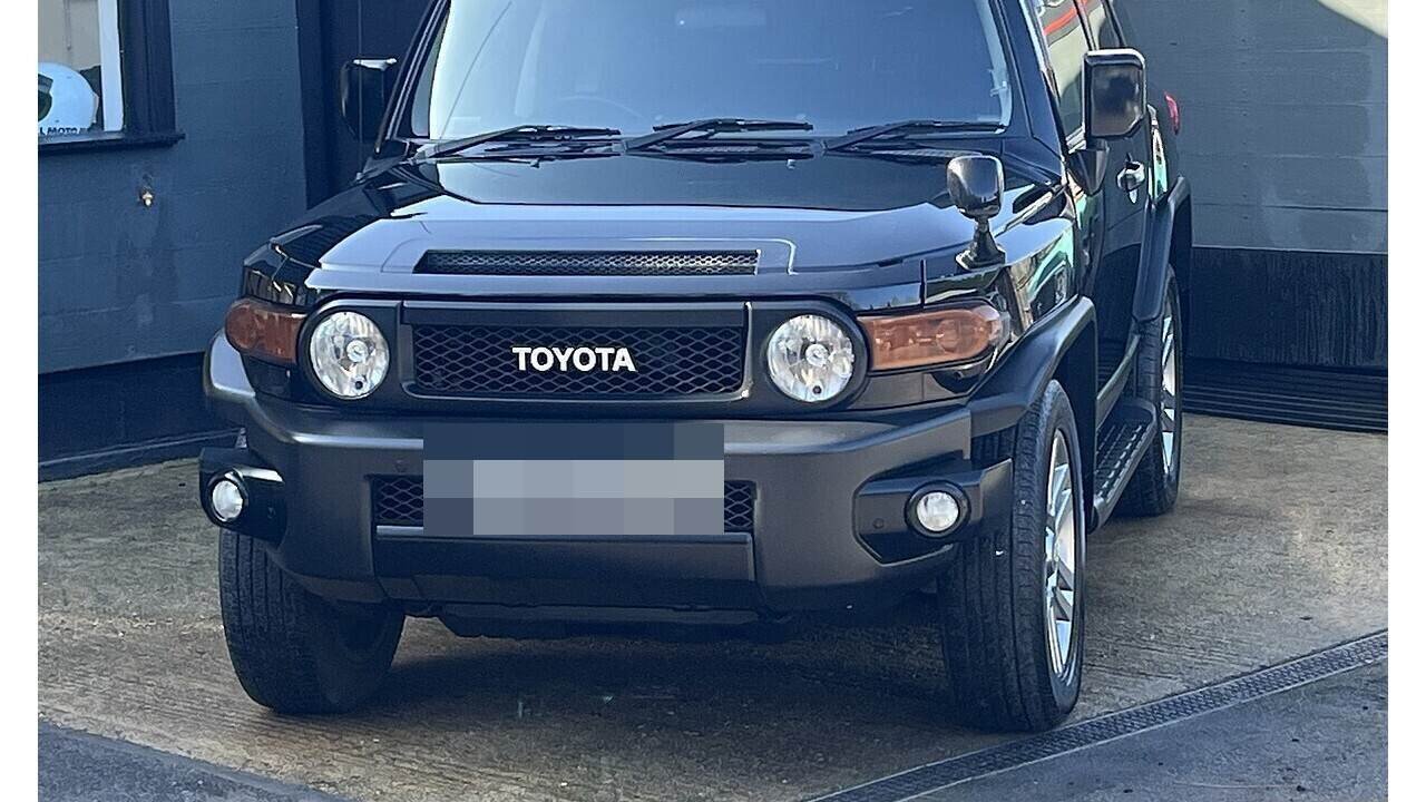 Diamond Black Toyota FJ Cruiser with white roof